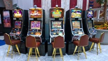 zk33 BandarQ card game table with live dealer and player positions